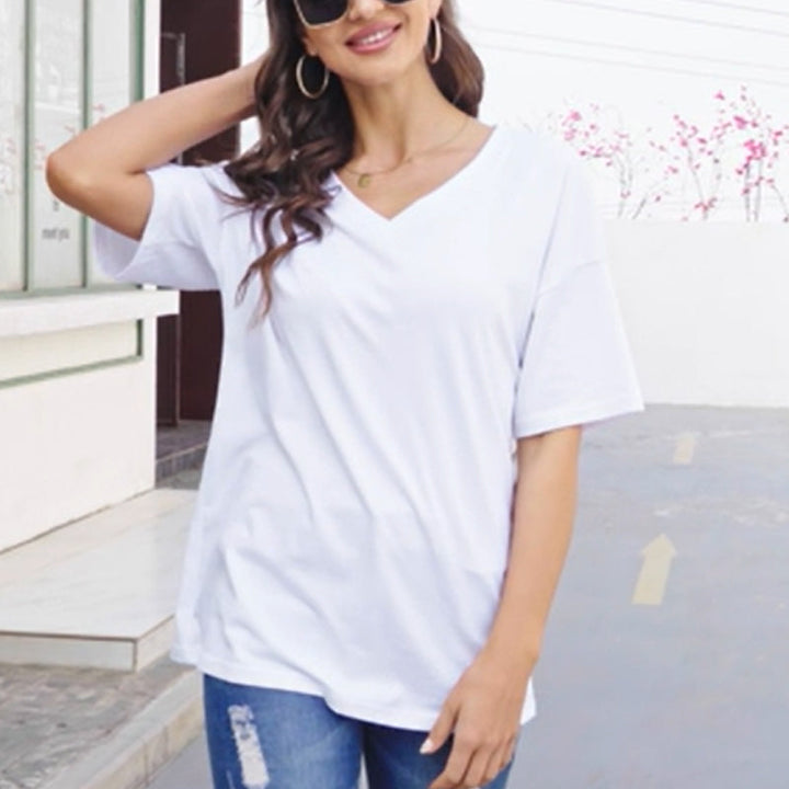 "Elegant V-ringad dam T-shirt för sommar, mjukt luftigt tyg, chic flödande design, perfekt för varma dagar."