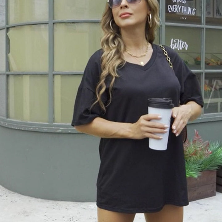 "Elegant V-ringad dam T-shirt för sommar, mjukt luftigt tyg, chic flödande design, perfekt för varma dagar."