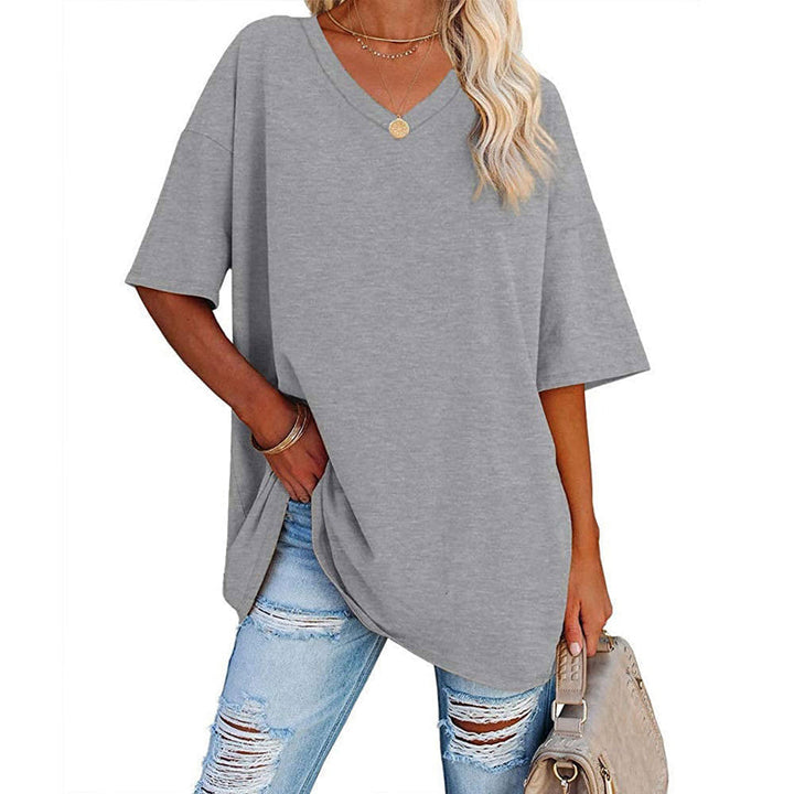 "Elegant V-ringad dam T-shirt för sommar, mjukt luftigt tyg, chic flödande design, perfekt för varma dagar."