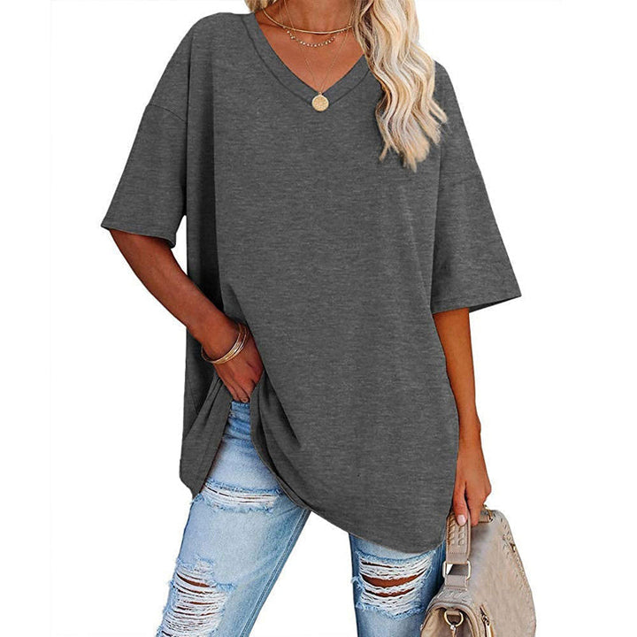 "Elegant V-ringad dam T-shirt för sommar, mjukt luftigt tyg, chic flödande design, perfekt för varma dagar."