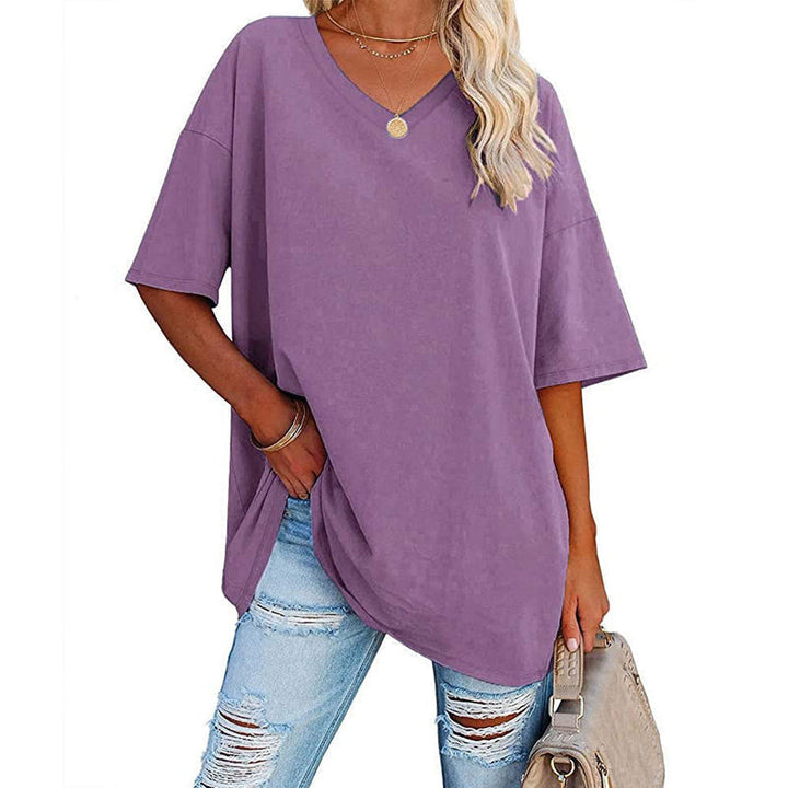 "Elegant V-ringad dam T-shirt för sommar, mjukt luftigt tyg, chic flödande design, perfekt för varma dagar."