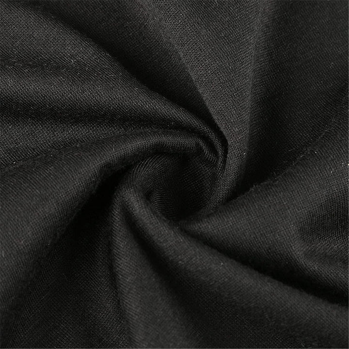 "Elegant v-ringad damtopp med kedjedetalj i svart, stilren kortärmad design, perfekt för alla tillfällen."