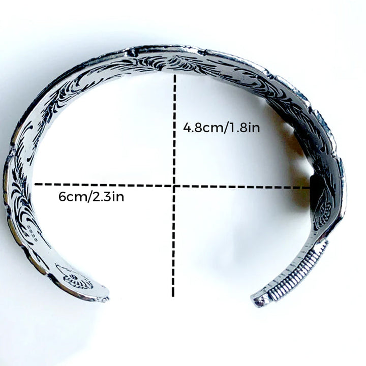 Elegant vintage fjäderarmband för damer i justerbart silver och guld, retro stil med symbolisk fjäderdetalj.