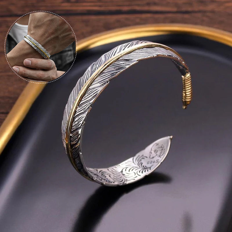 Elegant vintage fjäderarmband för damer i justerbart silver och guld, retro stil med symbolisk fjäderdetalj.