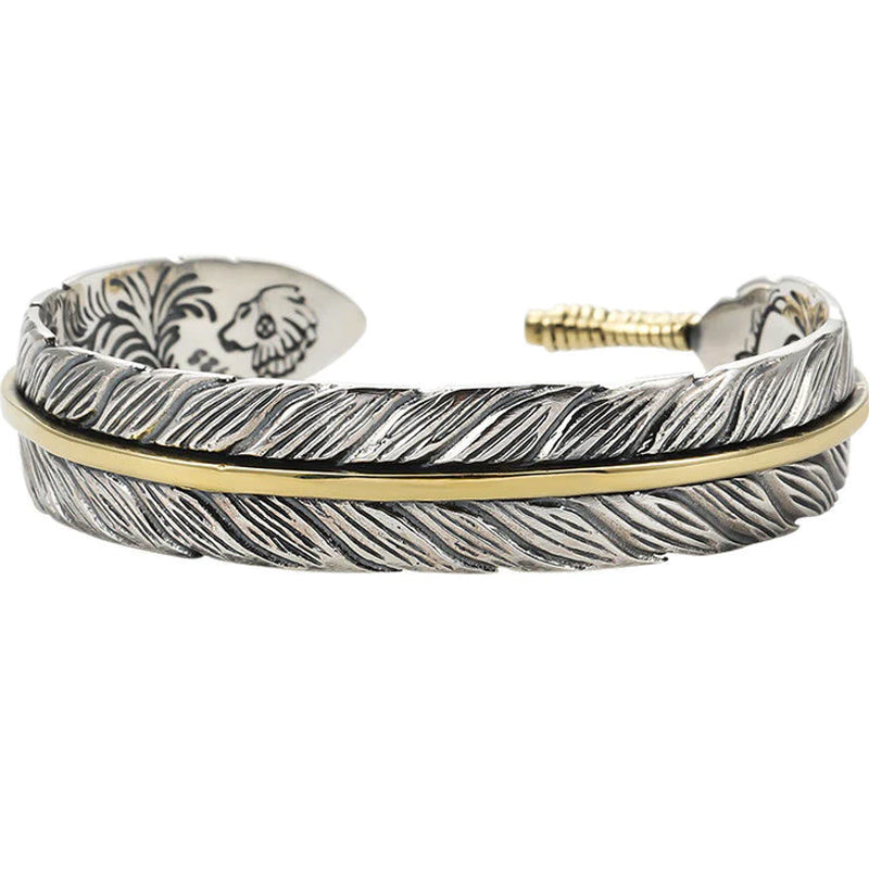 Elegant vintage fjäderarmband för damer i justerbart silver och guld, retro stil med symbolisk fjäderdetalj.