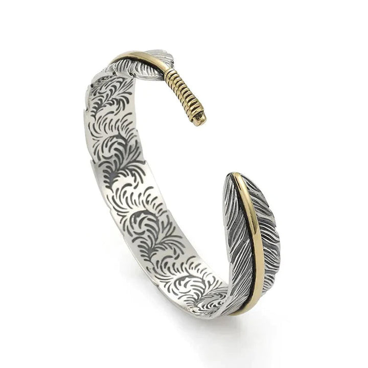 Elegant vintage fjäderarmband för damer i justerbart silver och guld, retro stil med symbolisk fjäderdetalj.