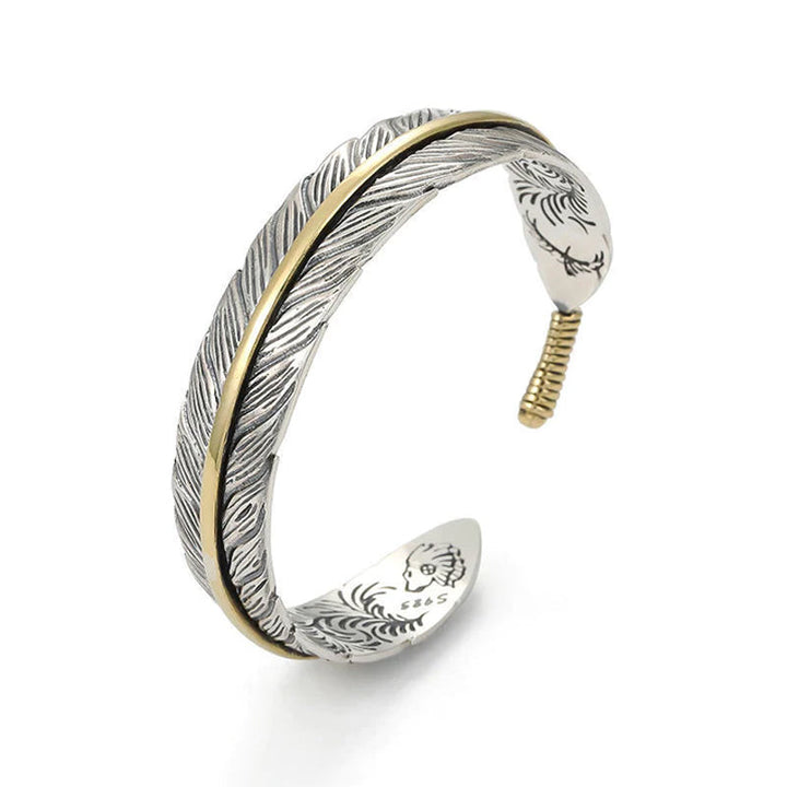 Elegant vintage fjäderarmband för damer i justerbart silver och guld, retro stil med symbolisk fjäderdetalj.
