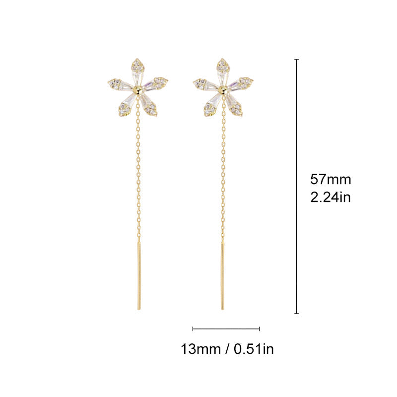 "Eleganta blomsterörhängen med strass och fransar som glänser i ljuset, perfekta för en sofistikerad damstil."