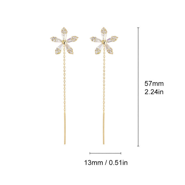 "Eleganta blomsterörhängen med strass och fransar som glänser i ljuset, perfekta för en sofistikerad damstil."