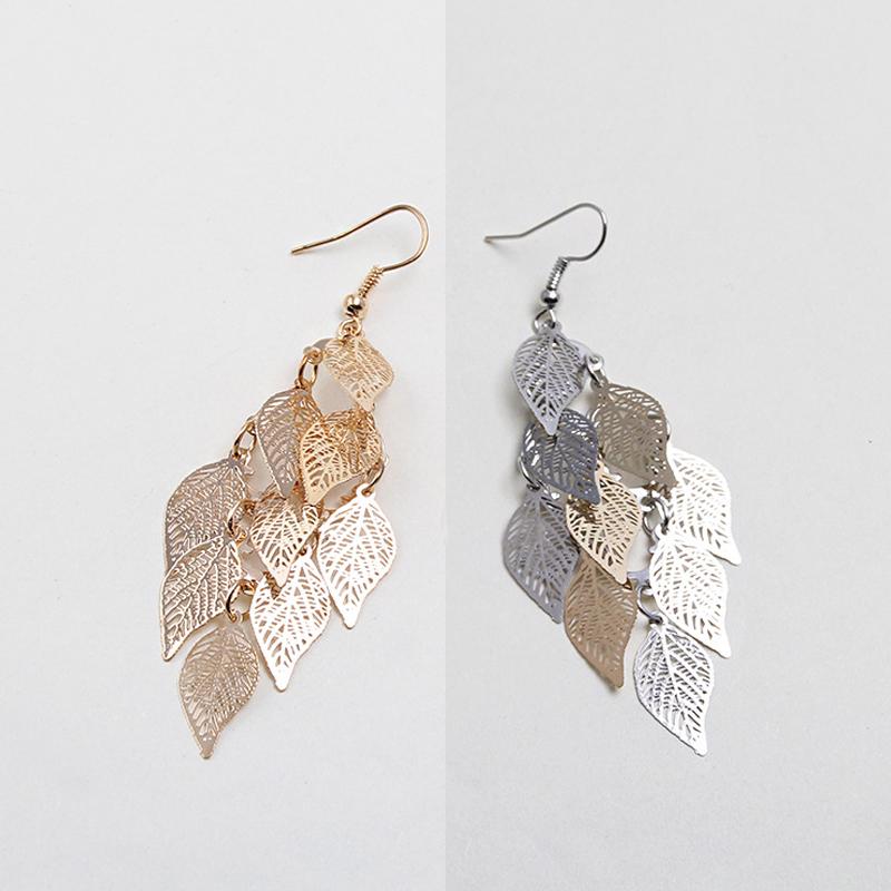 "Eleganta färgglada örhängen med lövmönster i grön, lila, guld, silver, svart; perfekt accessoar för din stil."
