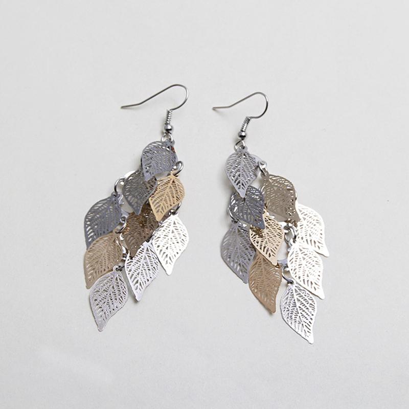 "Eleganta färgglada örhängen med lövmönster i grön, lila, guld, silver, svart; perfekt accessoar för din stil."
