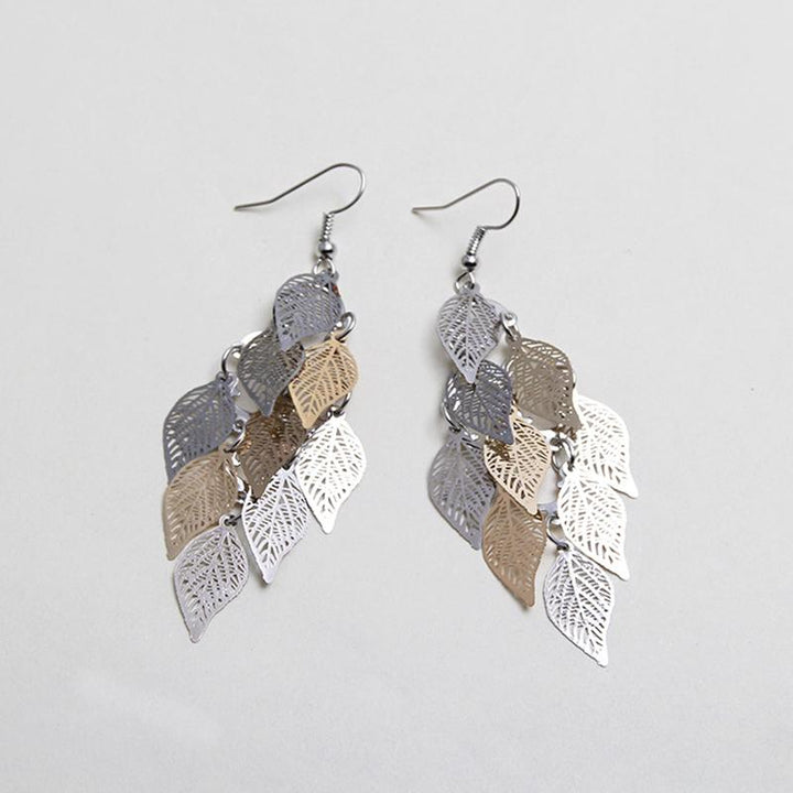 "Eleganta färgglada örhängen med lövmönster i grön, lila, guld, silver, svart; perfekt accessoar för din stil."