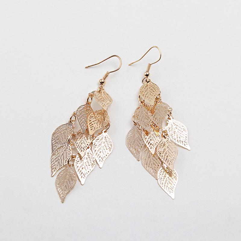 "Eleganta färgglada örhängen med lövmönster i grön, lila, guld, silver, svart; perfekt accessoar för din stil."