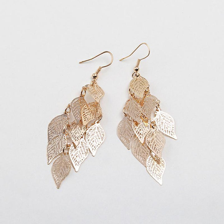"Eleganta färgglada örhängen med lövmönster i grön, lila, guld, silver, svart; perfekt accessoar för din stil."