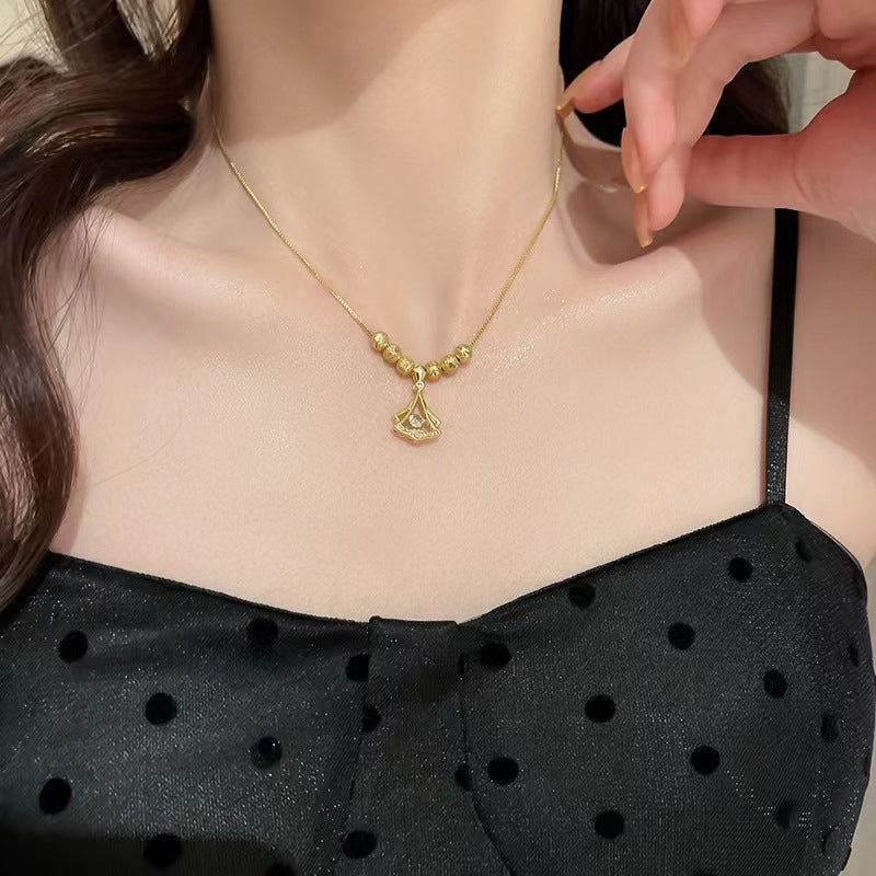 "Eleganta Ginkgo Löv Halsband, 18K guldplätering med diamanter, naturinspirerad design för damer, justerbar längd."
