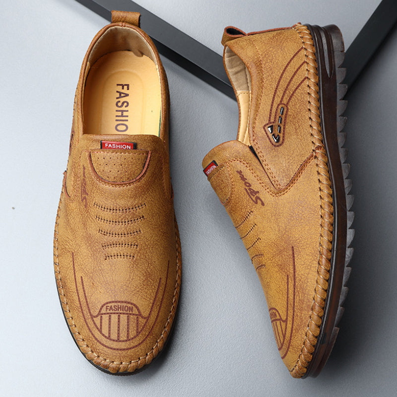 "Eleganta mäns skinnsandaler med mjuk sula, i somrig design med andningsbart foder, perfekta för varma dagar."