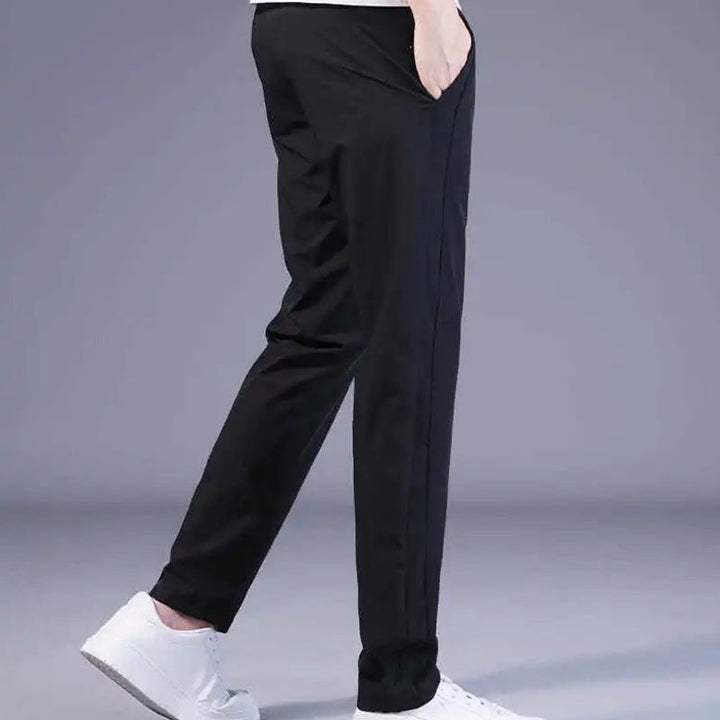 "Eleganta nylonbyxor för män i isig silkeslook, perfekt för sommardagar. Tunn och andningsbar design, med medelhög midja."