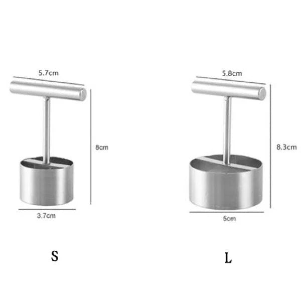 "Eleganta rostfria stål fruktkärnavskiljare med ergonomiskt handtag, perfekt för snabb och enkel fruktberedning i köket."
