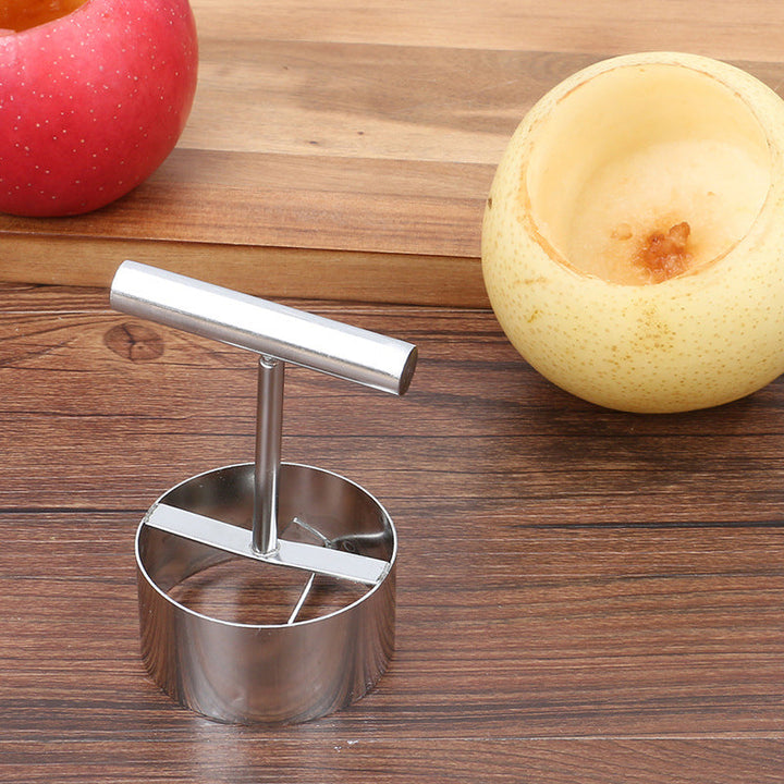 "Eleganta rostfria stål fruktkärnavskiljare med ergonomiskt handtag, perfekt för snabb och enkel fruktberedning i köket."