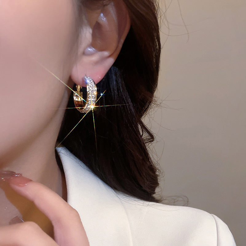 "Eleganta små hoop-örhängen i guld och silver med glittrande strass för kvinnor, perfekt för alla tillfällen."