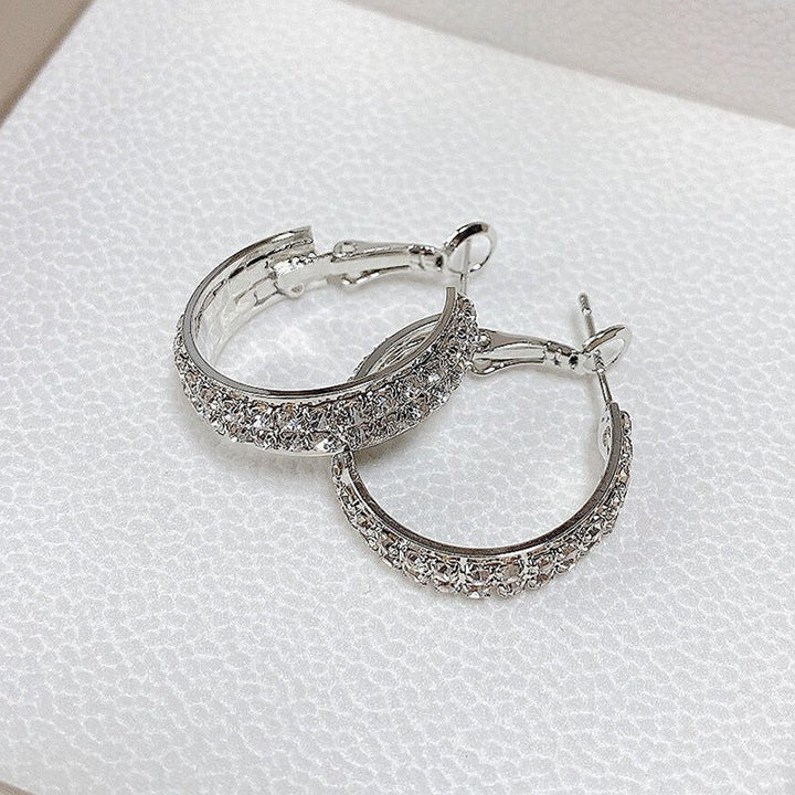 "Eleganta små hoop-örhängen i guld och silver med glittrande strass för kvinnor, perfekt för alla tillfällen."
