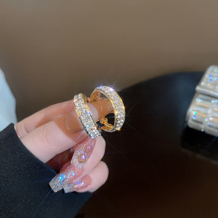 "Eleganta små hoop-örhängen i guld och silver med glittrande strass för kvinnor, perfekt för alla tillfällen."