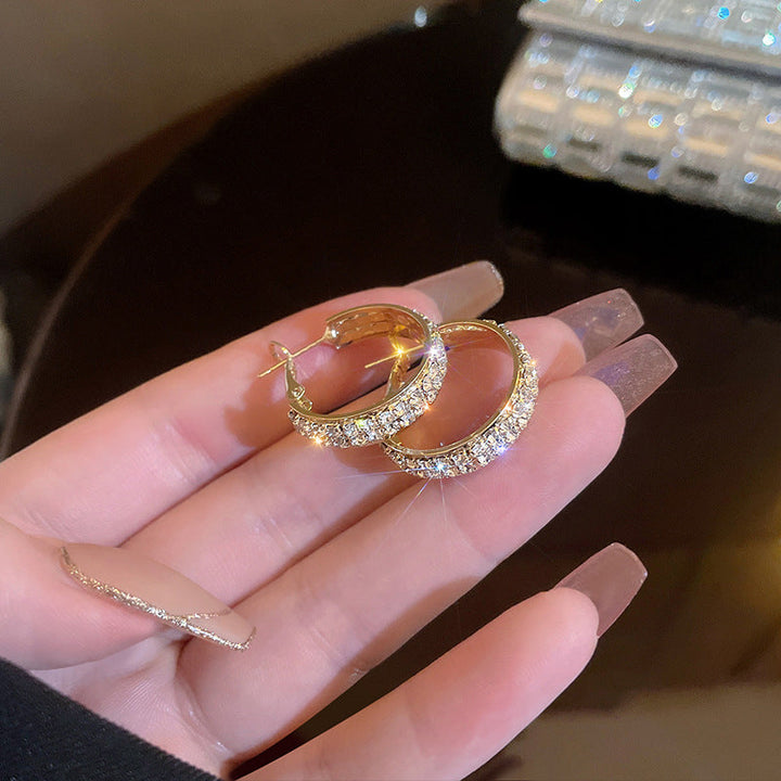 "Eleganta små hoop-örhängen i guld och silver med glittrande strass för kvinnor, perfekt för alla tillfällen."