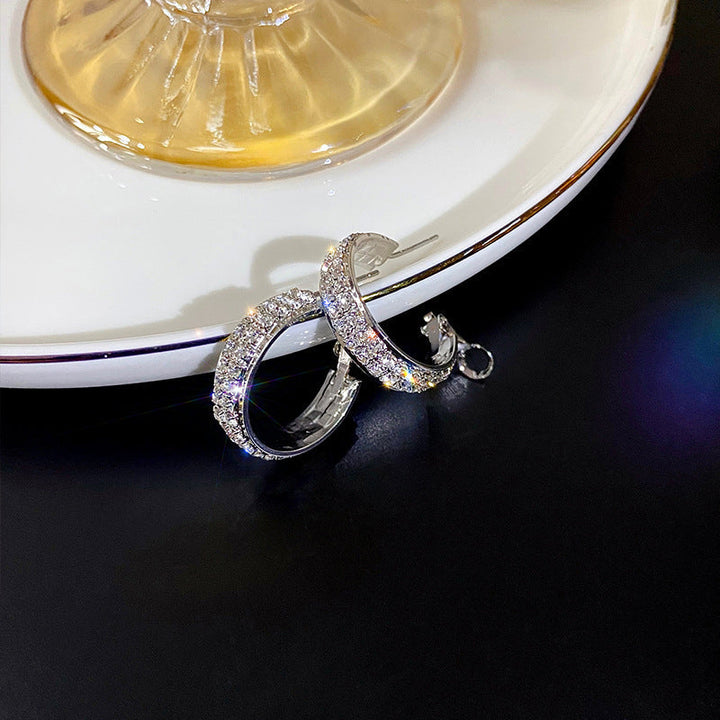 "Eleganta små hoop-örhängen i guld och silver med glittrande strass för kvinnor, perfekt för alla tillfällen."