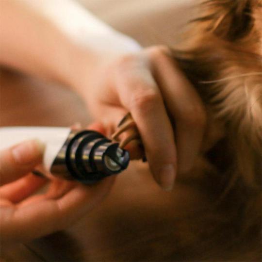 Elektrisk nagelslip för husdjur med USB-laddning, låg ljudnivå; vit enhet på neutral bakgrund.