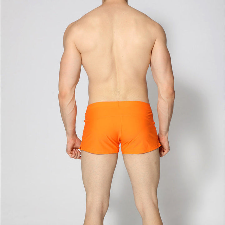 "Enfärgade andningsbara herrbadbyxor i nylon, visa elegant design, perfekta för strand och pool, flera färger."