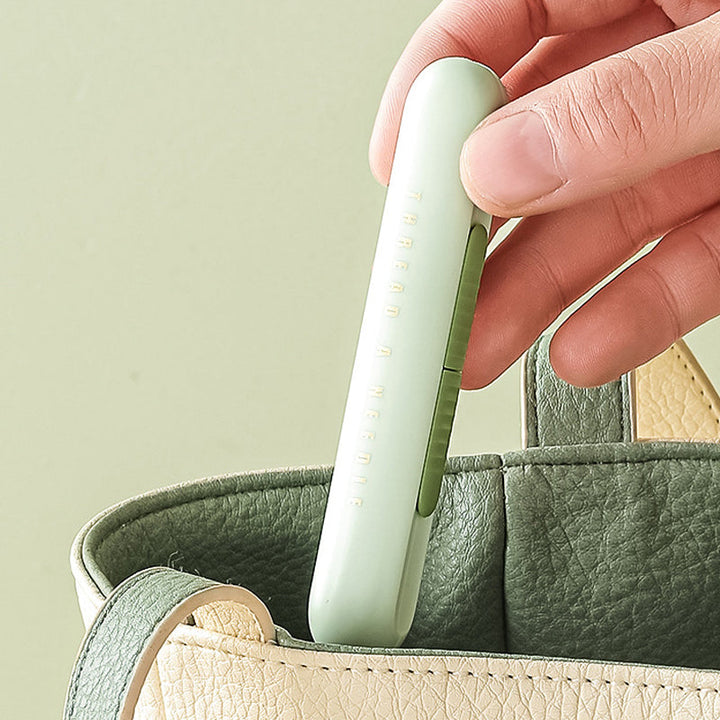 "Ergonomisk 2-i-1 nålträdare och sömupprivare i färgglada nyanser, perfekt för sömnadsentusiaster och hantverksprojekt."