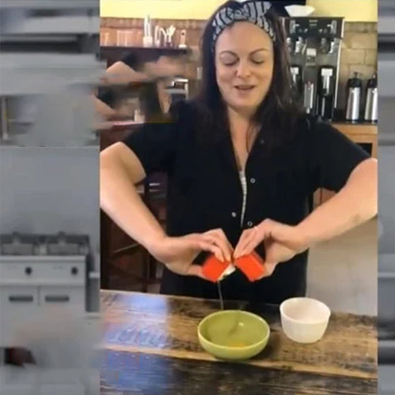 "Ergonomisk äggseparator i köket, i hållbar ABS-plast, kompakt och lätt, hjälper till att separera ägg effektivt."