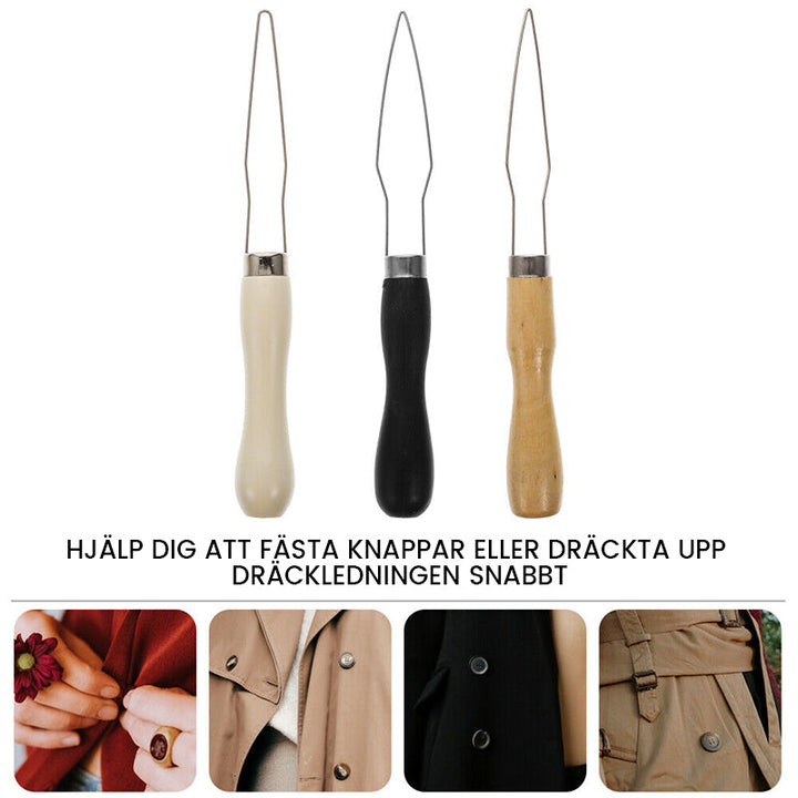 "Ergonomisk knappkrok i metall med pekfingeröppning för enkel knapphantering, idealisk för begränsad fingerfärdighet."