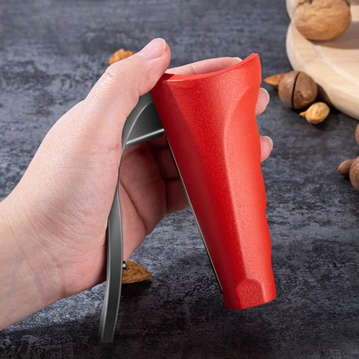 "Ergonomisk nötknäckare i röd och svart aluminium med böjt handtag och tandad design för enkel nötknäckning"