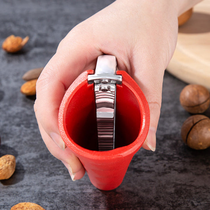 "Ergonomisk nötknäckare i röd och svart aluminium med böjt handtag och tandad design för enkel nötknäckning"