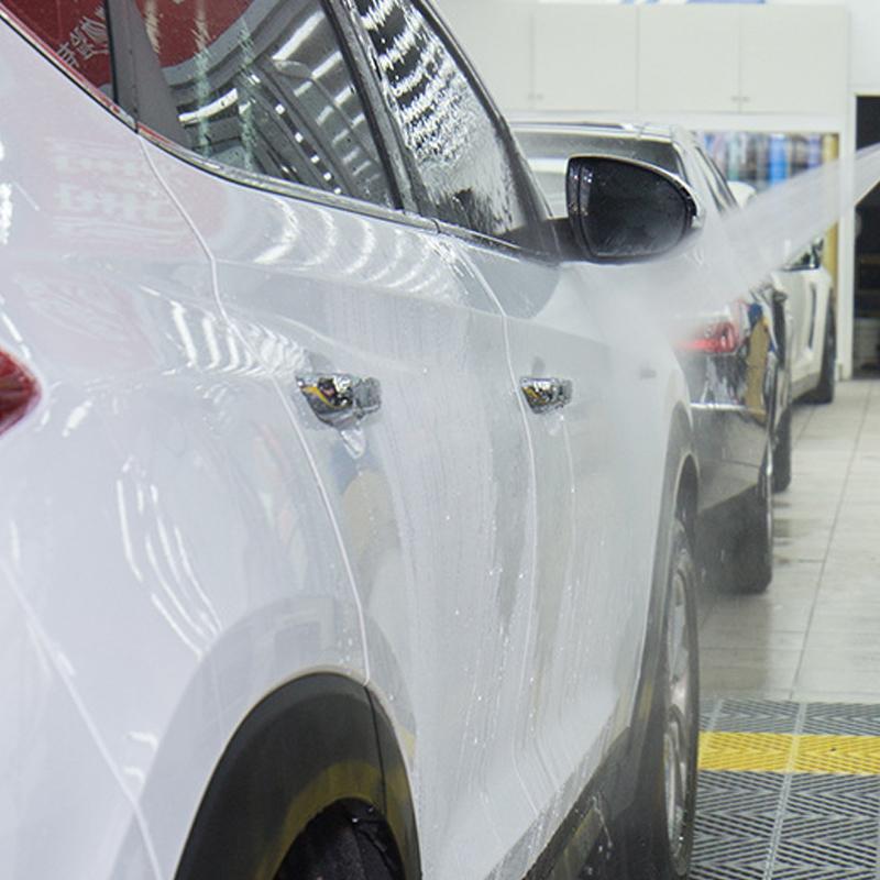 "Ergonomiskt, hållbart biltvättverktyg i metall med justerbart munstycke, perfekt för effektiv rengöring."