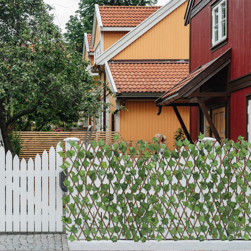 "Expanderbart mörk- och ljusgrönt trädgårdsstaket med konstgjorda blad, perfekt för avskildhet och dekoration i trädgården."
