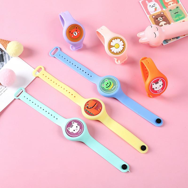 "Färgglad barn myggavvisande klocka med tecknade djurmotiv och justerbar silikonrem, perfekt för utomhuslek."