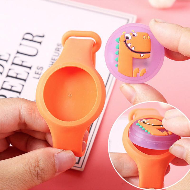 "Färgglad barn myggavvisande klocka med tecknade djurmotiv och justerbar silikonrem, perfekt för utomhuslek."