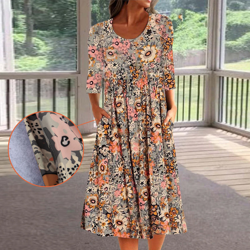 "Färgglad blommig midikjol i polyester med A-linje och praktiska fickor, framifrån vy för en sofistikerad look."