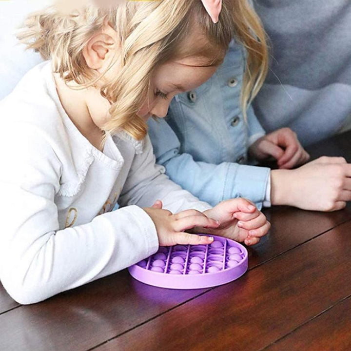 "Färgglad fyrkantig silikon leksak för barn, bubbelpoppande och kreativt stimulerande, utvecklar finmotoriska färdigheter."