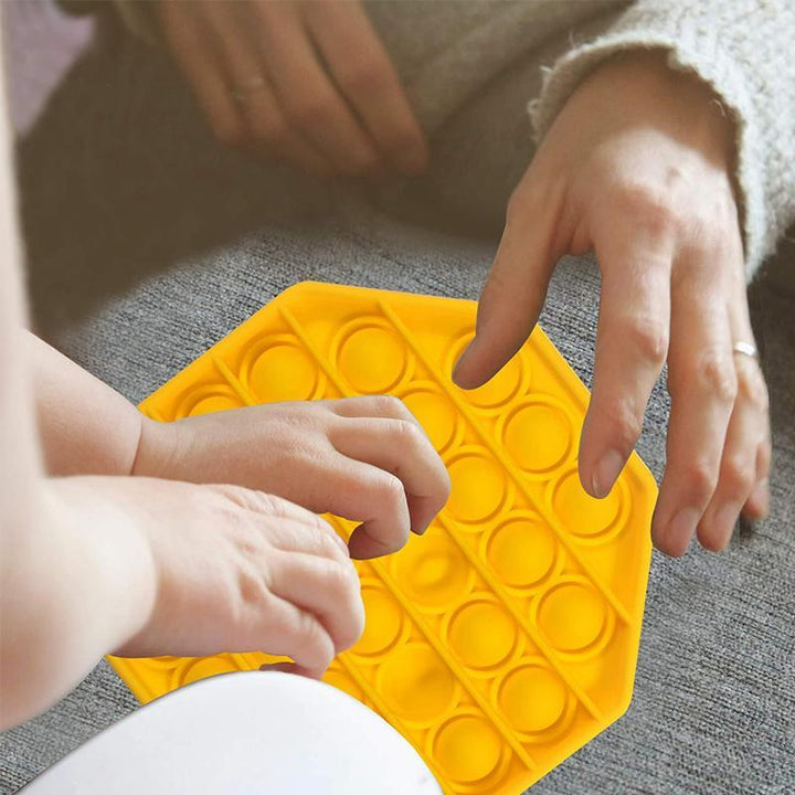 "Färgglad fyrkantig silikon leksak för barn, bubbelpoppande och kreativt stimulerande, utvecklar finmotoriska färdigheter."