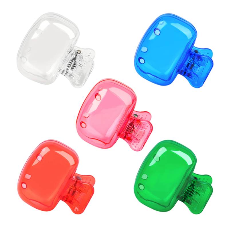 "Färgglad plasttandborstskyddshylsa, set med fem olika färger: transparent, blå, röd, grön, rosa. Idealisk för resor."