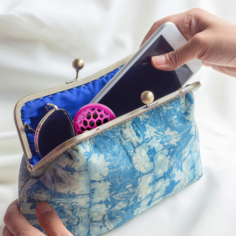 "Färgglad rengöringsboll för väskor, klibbig yta för effektiv smutshantering, perfekt för handväskor och ryggsäckar."