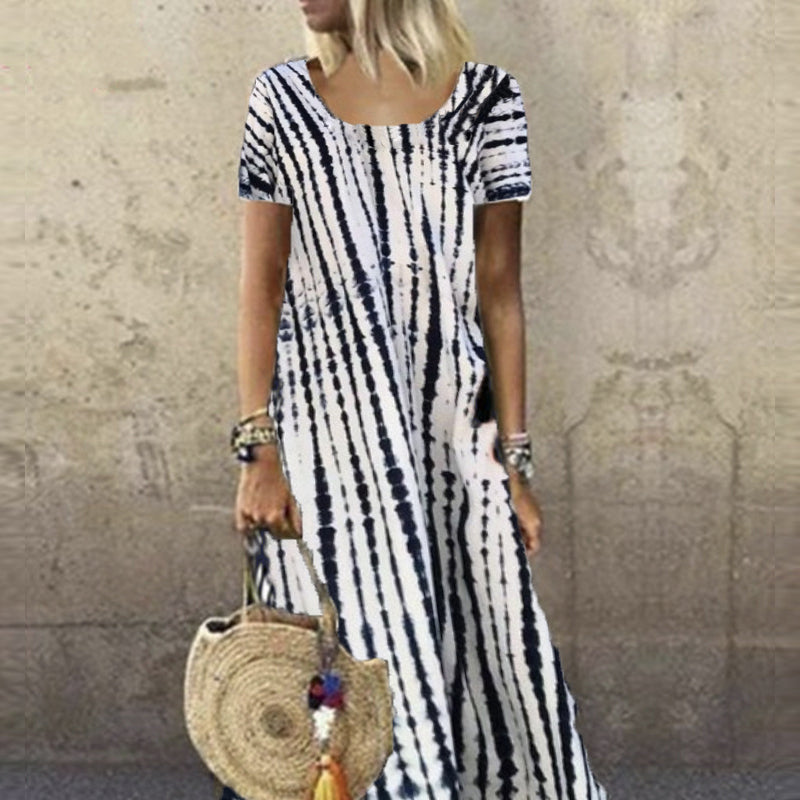 "Färgglad sommarklänning i tie-dye med rund hals och avslappnad passform, perfekt för sommardagar. Enkel och elegant stil."