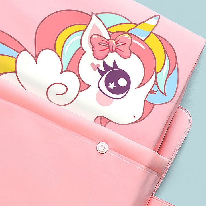 "Färgglad vattentät barnregnjacka med lekfullt mönster, inklusive enhörningar, perfekt för äventyrliga regniga dagar."