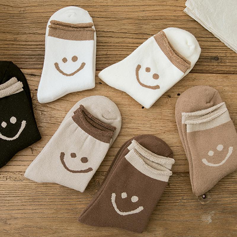"Färgglada damstrumpor i mjuk bomull med glada smiley-ansikten, perfekt för en glad och bekväm stil."