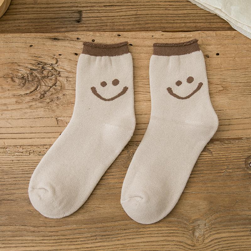 "Färgglada damstrumpor i mjuk bomull med glada smiley-ansikten, perfekt för en glad och bekväm stil."