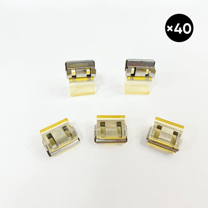 "Färgglada metallpappersklämmor i grönt, gult, lila, rosa, transparent och blått, perfekt för kontor och skola."
