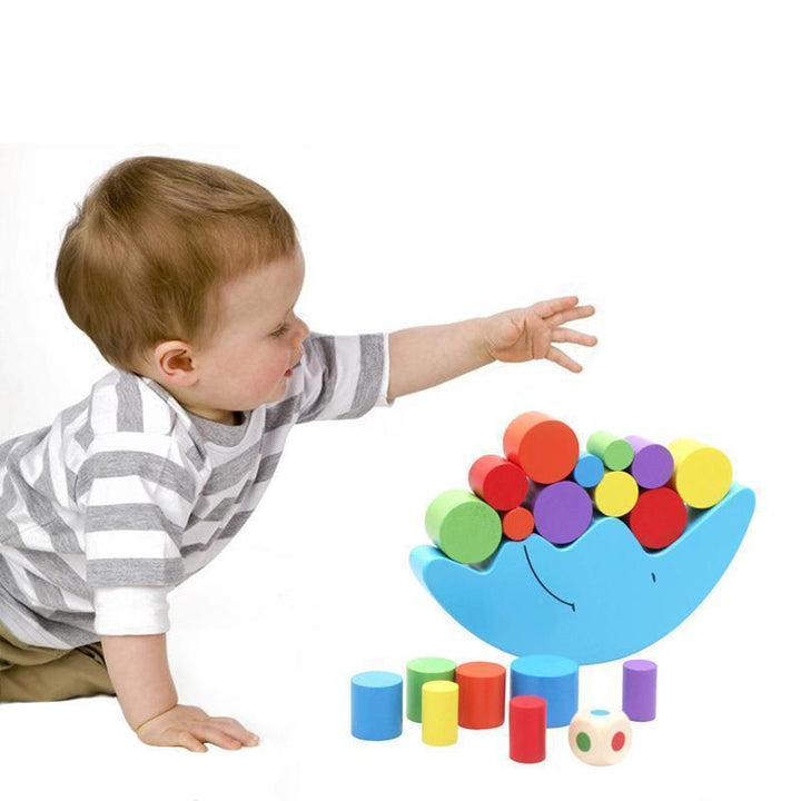 "Färgglatt barnspel med träklossar som utvecklar logiskt tänkande och finmotorik, del av Månens Färglek för barn."